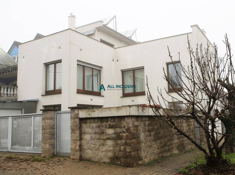 Családi ház a Súľovská utcában, Pozsony - Ružinov, bejárati úttal és téglakerítéssel.