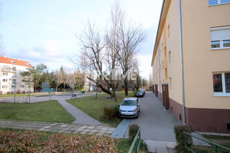 Kilátás a Kadnárova utcai lakóház melletti sikátorra Pozsony-Rača városrészben.