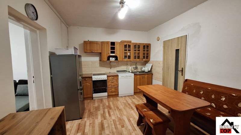 Konyha családi házban fa dekorációval és klasszikus bútorokkal.