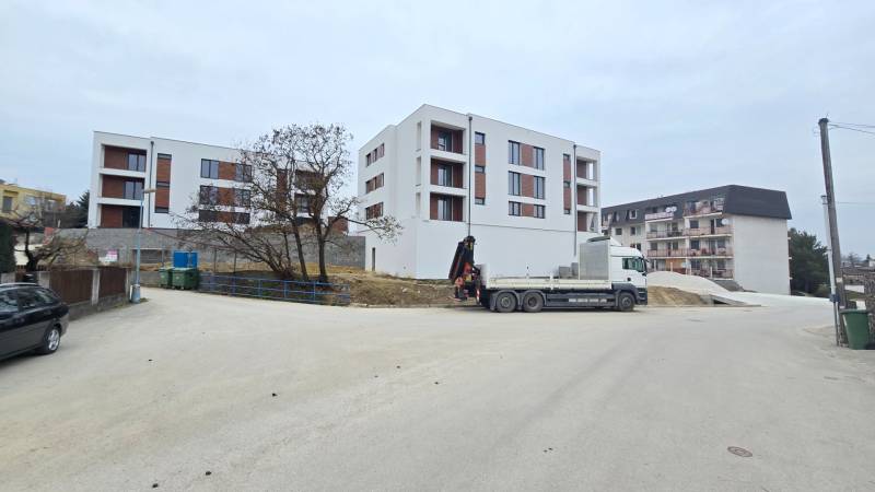 Új építésű 3 szobás lakás a Banka utcában, Pöstyénben, egy parkoló teherautó mellett.