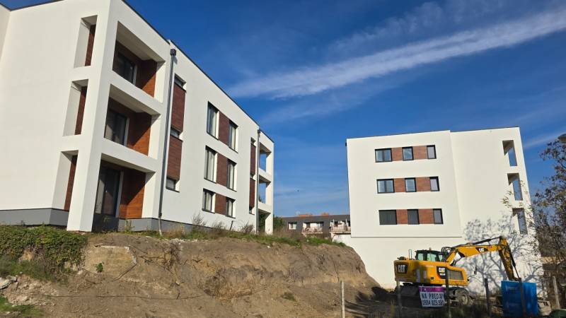 Új építésű ház fa elemekkel a Banka utcában, Pöstyénben. Itt nehézgépek is találhatók.