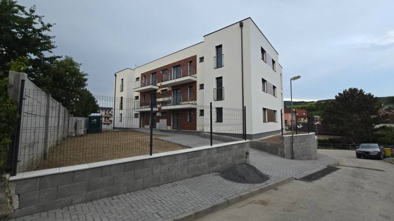 Háromszintes lakóház kerítéssel a Banka utcában, Pöstyénben.