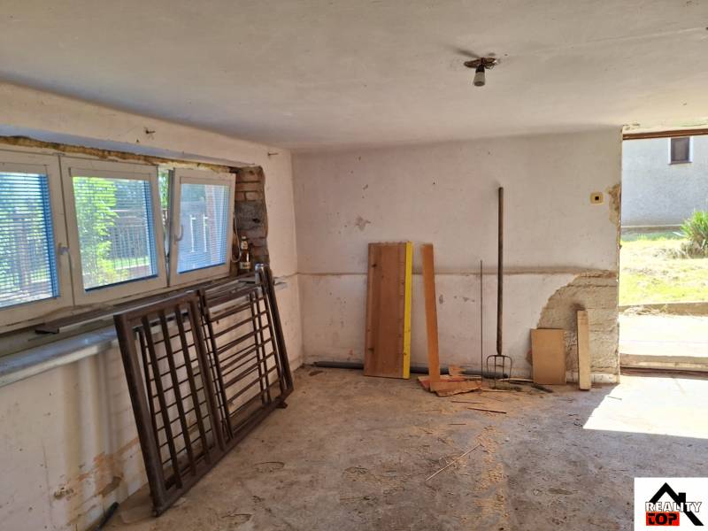 Családi ház belső tere szerszámokkal és építőanyaggal.