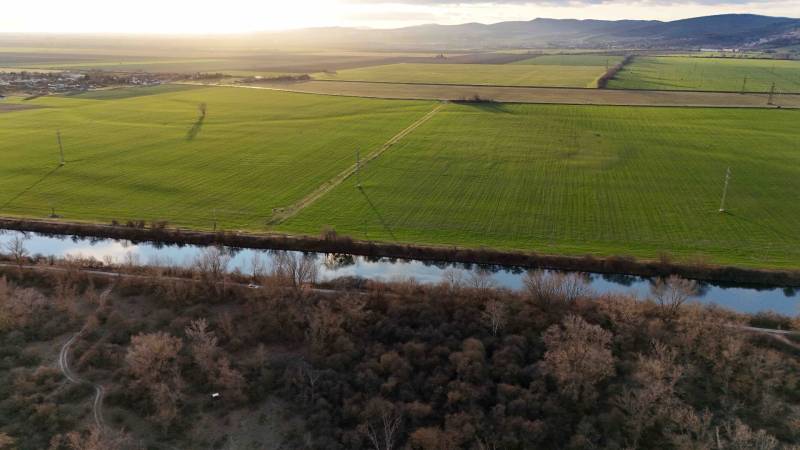 Rétek és folyó alkonyatkor Újváros közelében, üdülőterületek.