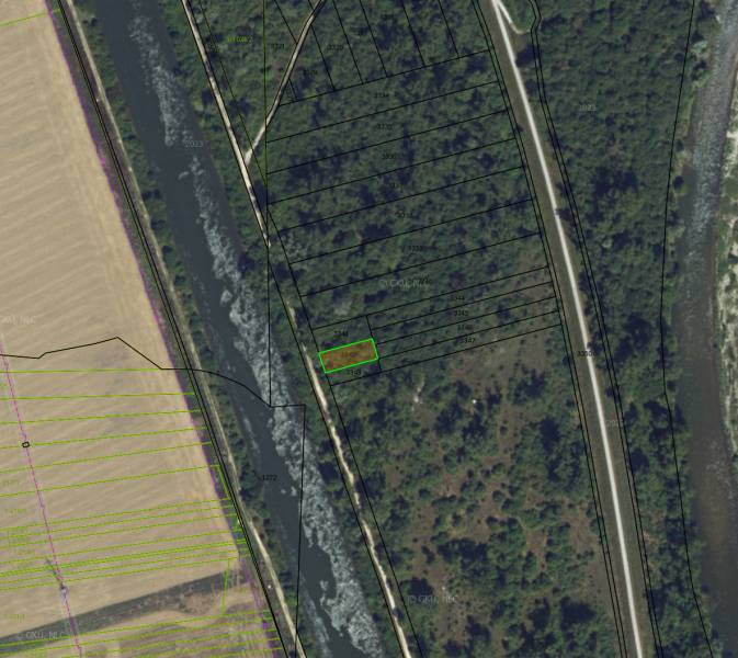 Újvásárhelyi üdülőterületek légi felvétele, amelyeket vízfelületek vesznek körül.