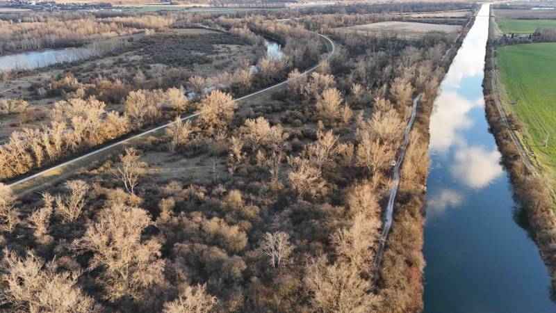 Légi felvétel a Nové Ves nad Váhom melletti üdülőterületekről, folyóval és erdőkkel.