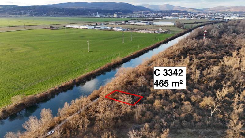 Légi felvétel a rekreációs területekről a Vágújhely mellett, a folyó és az erdő közelében.