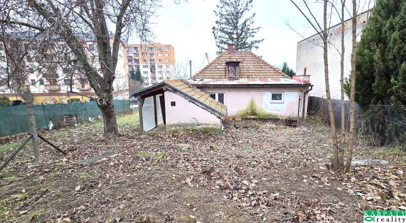 Kert és régebbi családi ház az Augusztus 29. utcában, Léva városában.