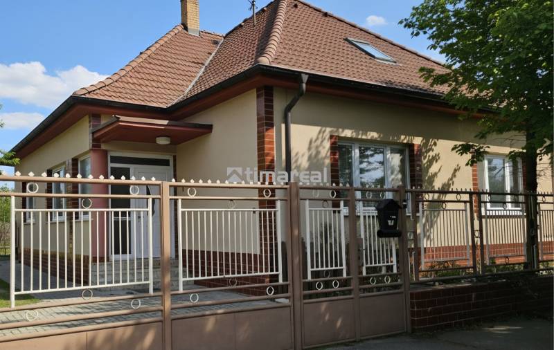 Családi ház Križovany nad Dudváhom településen téglafallal és ferde tetővel.