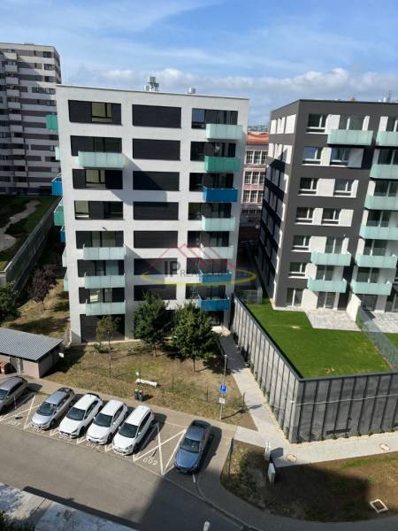 Kilátás a modern lakóházakra a Jégého utcában parkoló autókkal, Pozsony - Nivy.