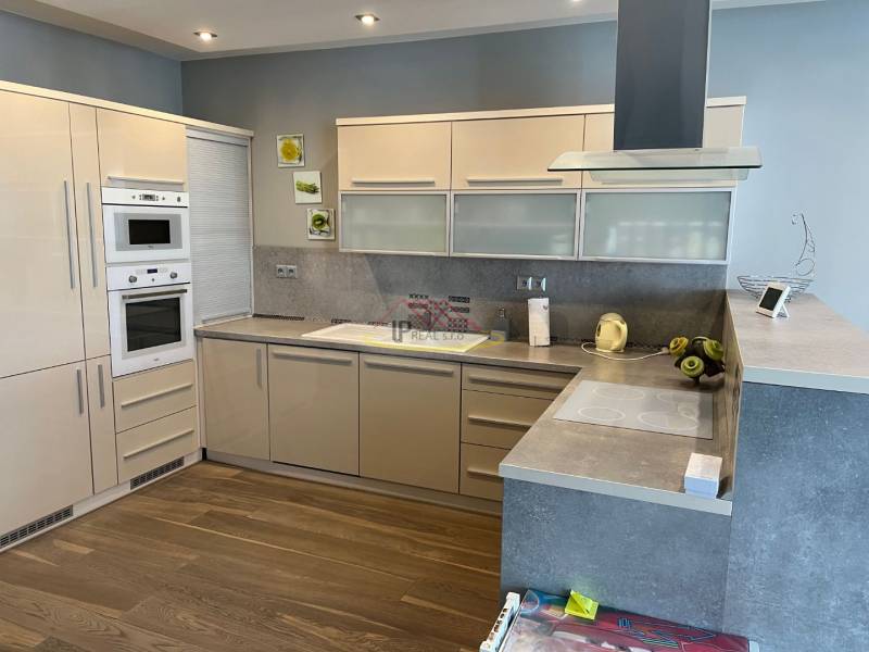 Konyha egy 4 szobás lakásban, beépített készülékek, fa dekor padló.