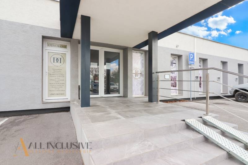 A Vajanského utcai üzlethelyiség bejárata akadálymentesített hozzáféréssel és parkolóhellyel.