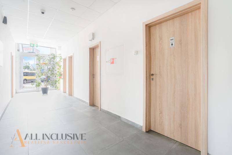 Iroda folyosó a galántai Vajanského utcában, faajtókkal és növénnyel.