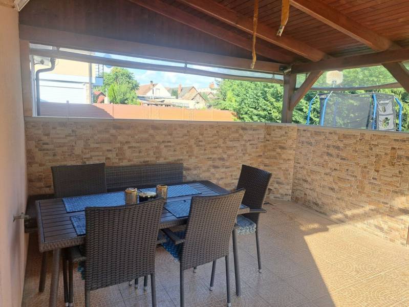 Terasz a családi háznál Feketevároson, műrattan ülőgarnitúrával.