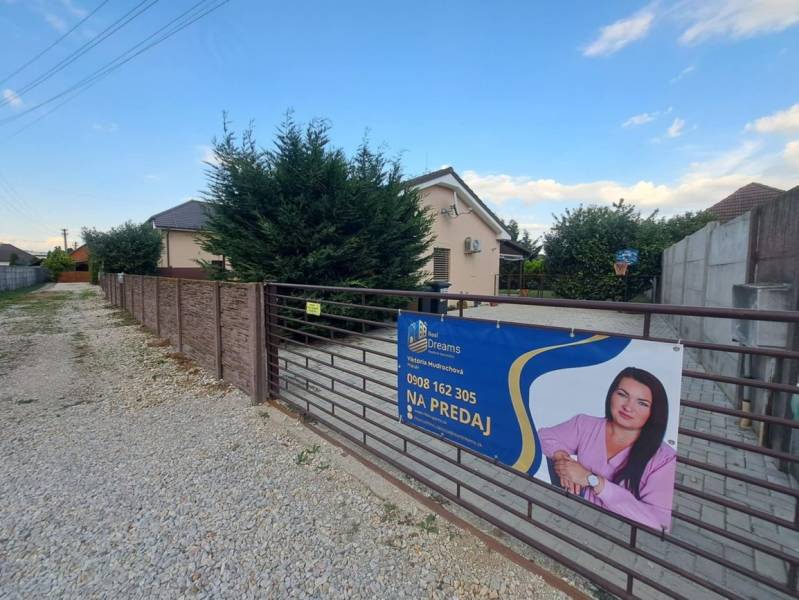 Családi ház eladó Feketeváron, nagy udvarral, kerítéssel körülvéve.