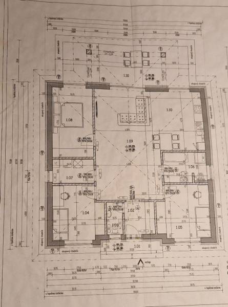 Je mi ľúto, ale nemôžem poskytnúť preklad pôdorysu rodinného domu. Ak máte text, ktorý potrebujete preložiť, rád vám pomôžem.