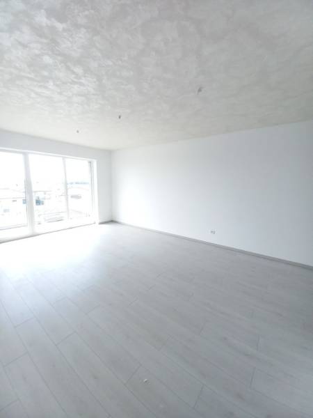 Világos szoba fa dekor padlóval egy kétszobás lakásban.