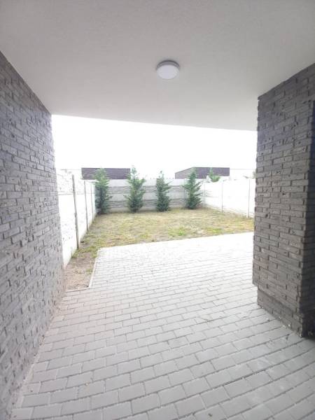 Erősített terasz és kis kert a galántai 2 szobás lakásnál.