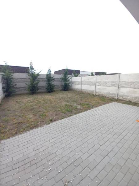 Betonozott terület és bekerített kert a galántai 2 szobás lakásnál.