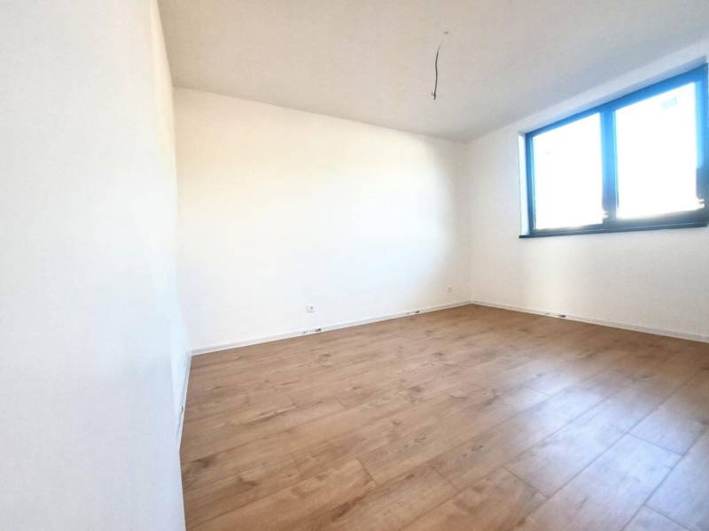 Üres szoba fa mintás padlóval és nagy ablakkal egy családi házban.