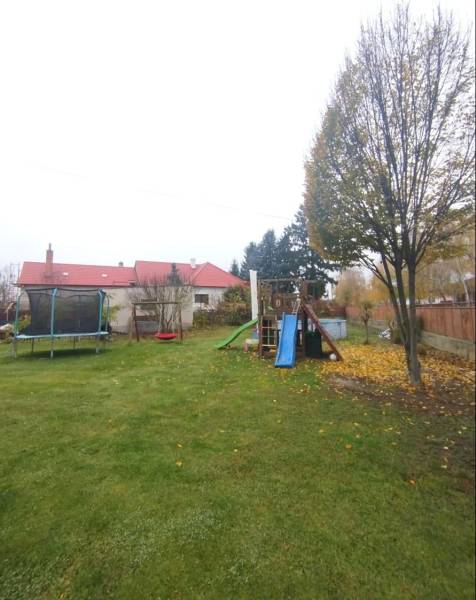 Családi ház Dunaszerdahelyen füves kerttel, trambulinnal és játszótérrel.