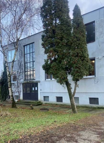 Az épület külseje Seliciach-ban, fákkal és füves környezettel körülvéve.