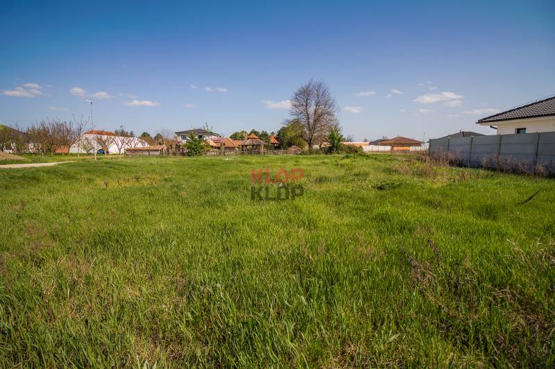 Kúpte si SVETLÝ, TICHÝ stavebný pozemok s IS a OPTIMÁLNOU ROZLOHOU