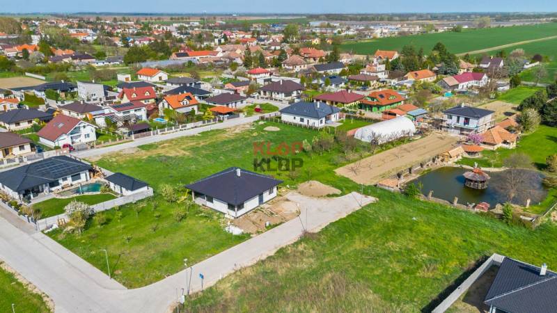 Kúpte si SVETLÝ, TICHÝ stavebný pozemok s IS a OPTIMÁLNOU ROZLOHOU