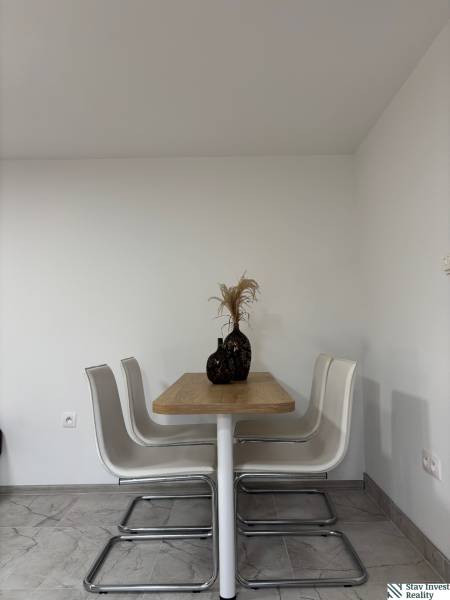 Ebédlő önmagában, fa dekorációjú asztallal és négy székkel egy családi házban.