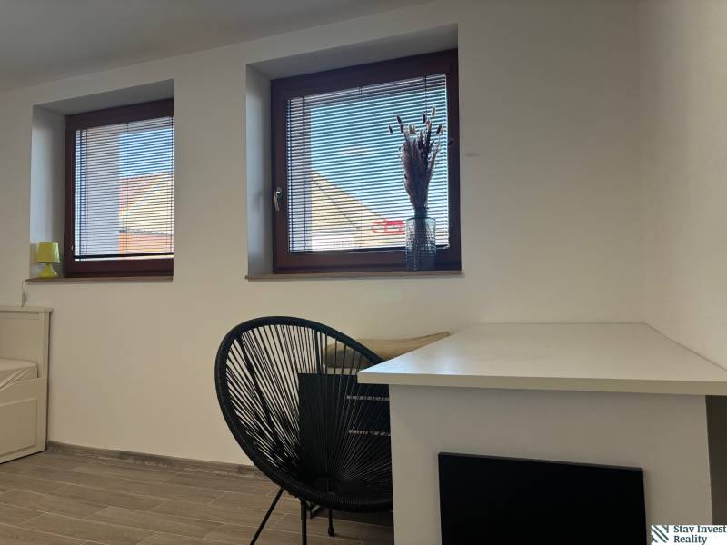 Fal ablakokkal, ablakpárkányok, asztal és szék, családi ház, fa dekorációjú padló.