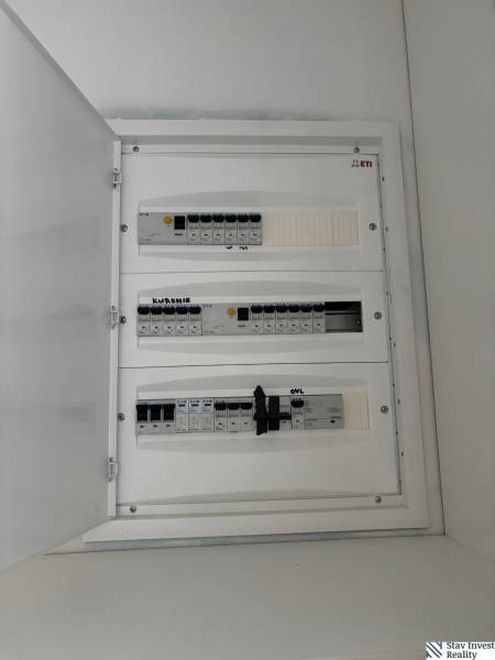 Elektromos elosztószekrény családi házban biztosítékokkal és feliratozó sínnel.