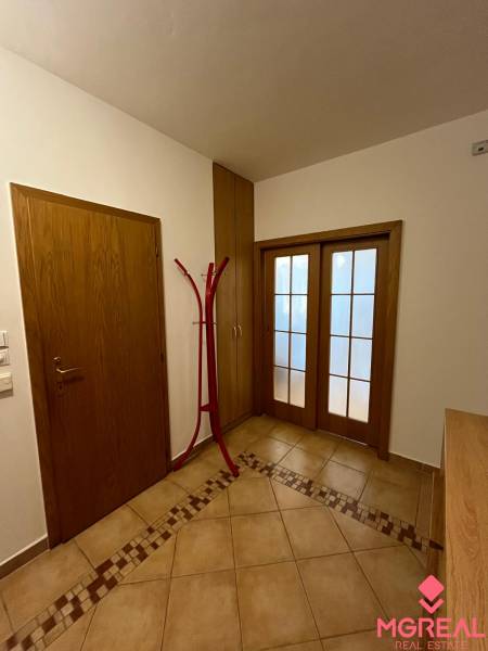 3 szobás lakás folyosója csempével és faajtókkal.