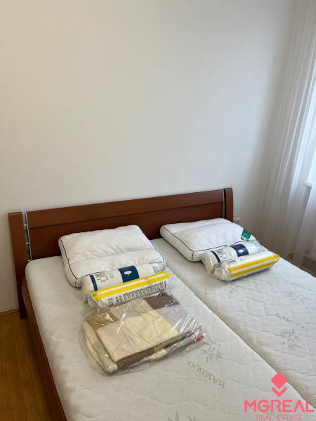 Hálószoba franciaággyal, fa dekor padlóval, 3 szobás lakás.