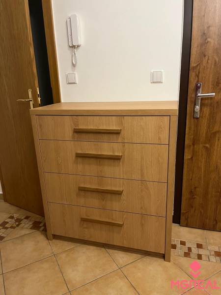 Folyosó egy 3 szobás lakásban szekrénnyel és csempével.