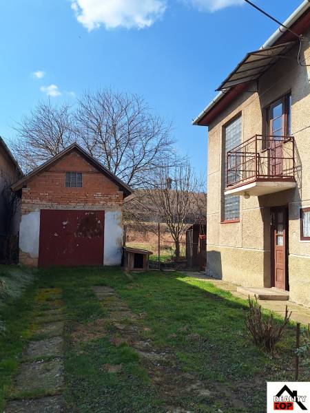 Családi ház Tachtán, garázzsal és kerttel, csendes környezetben.