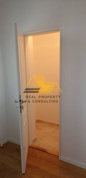 2 szobás lakás belső tere nyitott ajtókkal és fa dekorációjú padlóval.