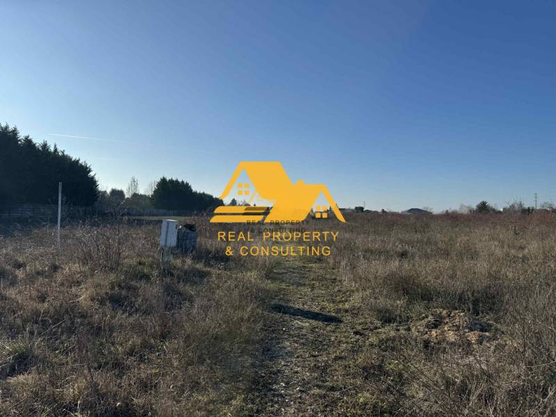 Telek - lakóhely Újvárban az újvári utcában, szabad természettel és növényzettel.