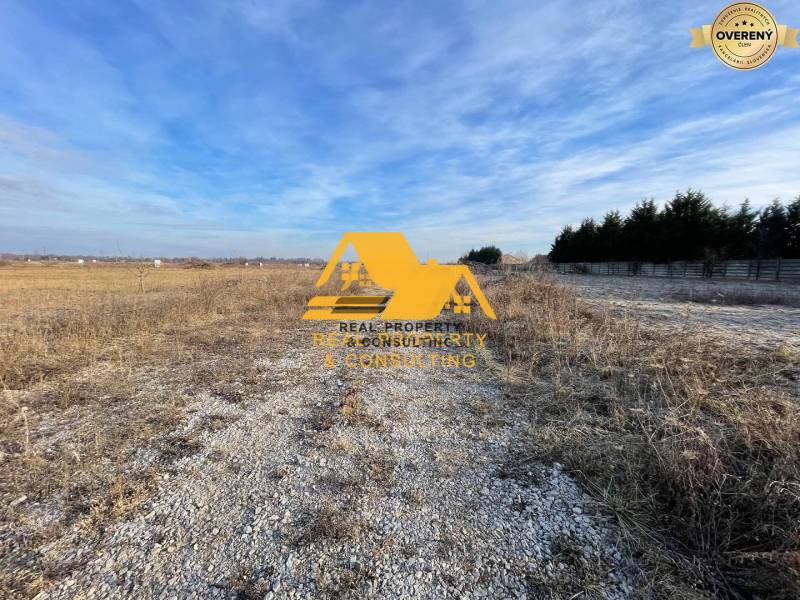 Építési telek Érsekújváron, Érsekújvár utcában, kavicsos út, nyílt vidék.