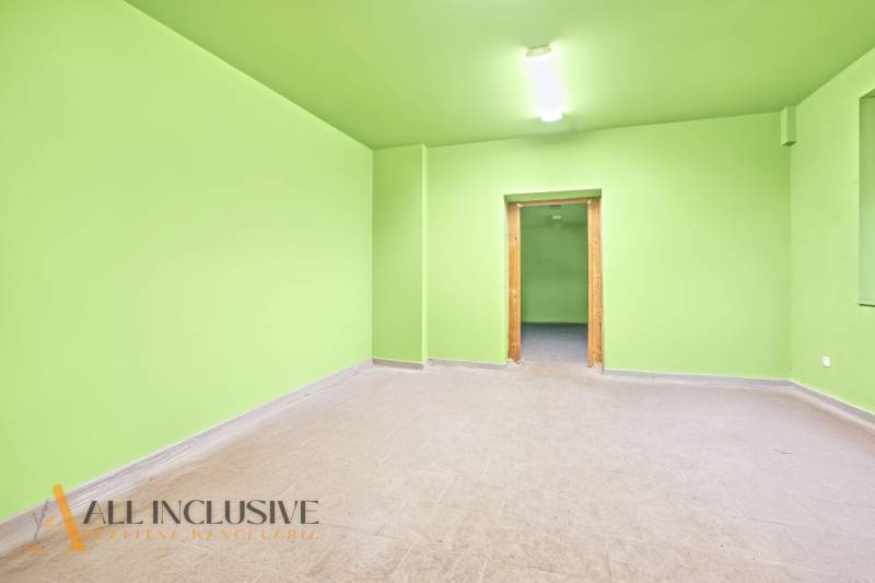 Zöld szoba faajtókerettel egy családi házban, fa dekor padlóval.