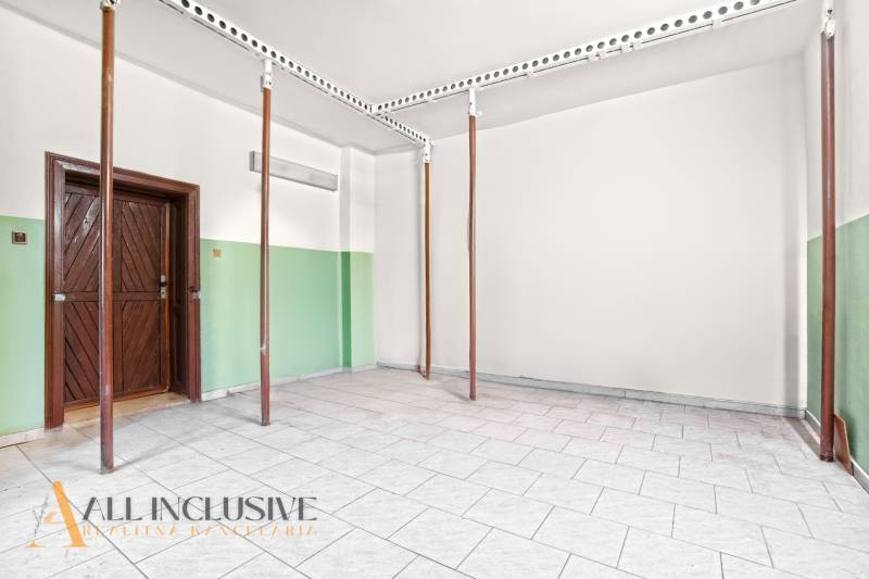 Üres szoba fa tartóoszlopokkal egy családi házban.