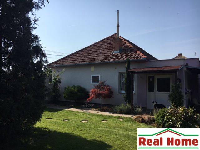 Családi ház Feketevízen, rendezett kerttel és pihenésre alkalmas terasszal.