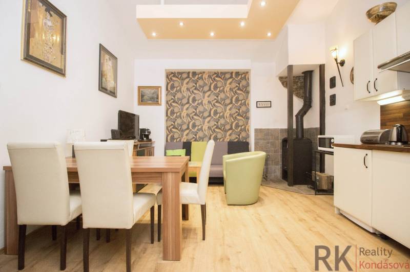 Étkező sarok egy kétszobás lakásban, fa dekorációjú padlóval és kandallóval.