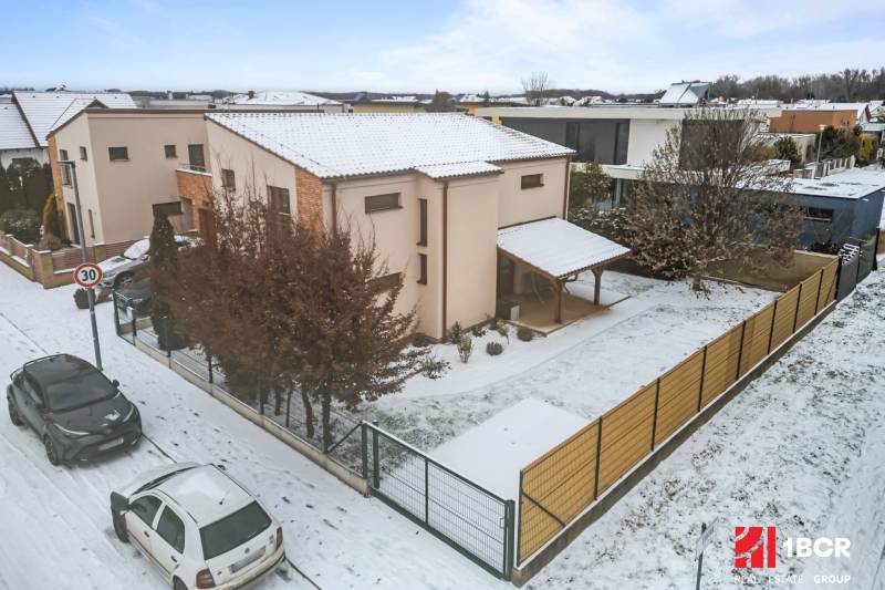 Családi ház Pozsonyban - Dunacsúnon, a Konopiská utcában, havas utca, parkoló autók.