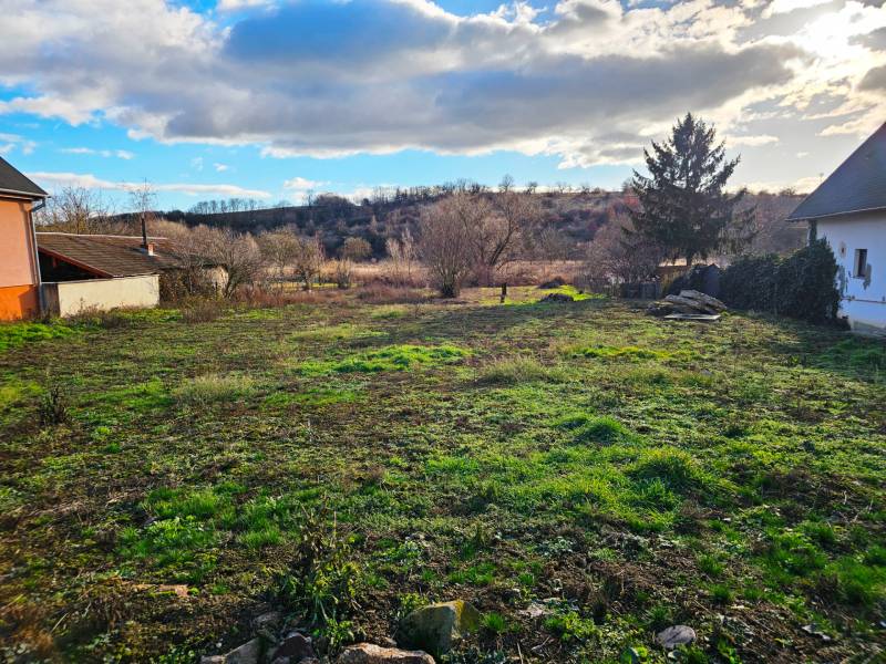 Építési telek Csiffáron, Csiffár utcában, füves területtel és környezettel.