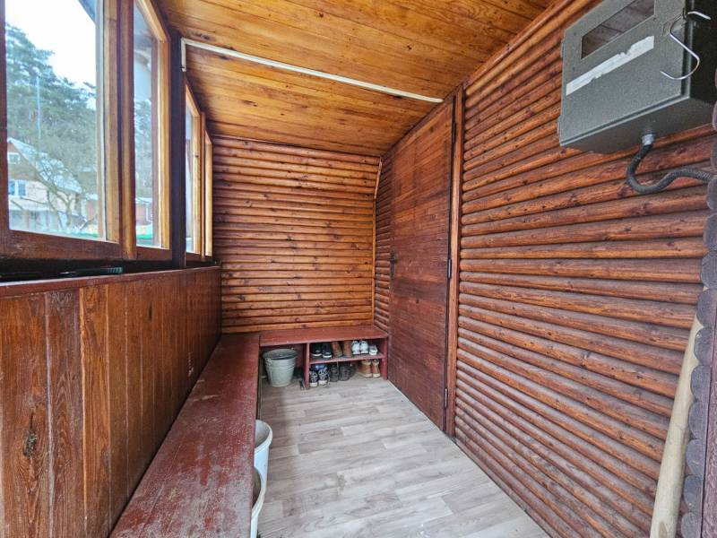 Faház veranda fa dekorációjú padlóval és tároló paddal.