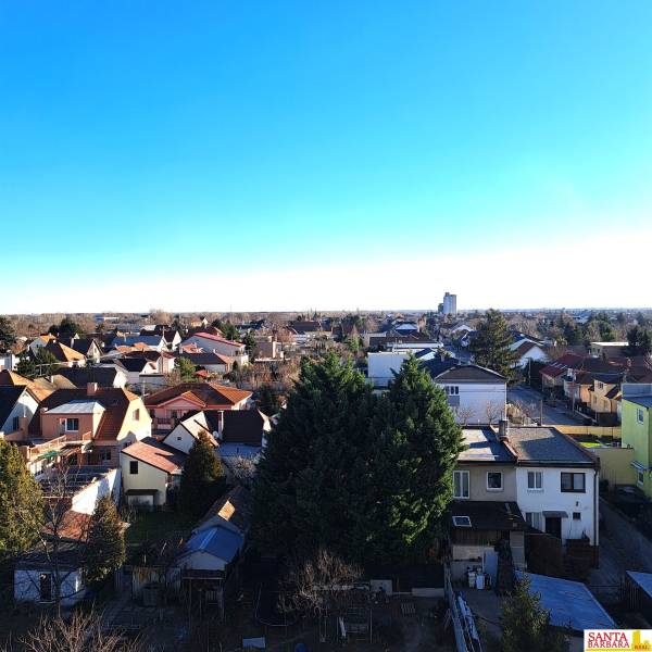 A Pozsony-Hornádska negyedben, a Medzi jarkami utcában található házak és fák felvétele.