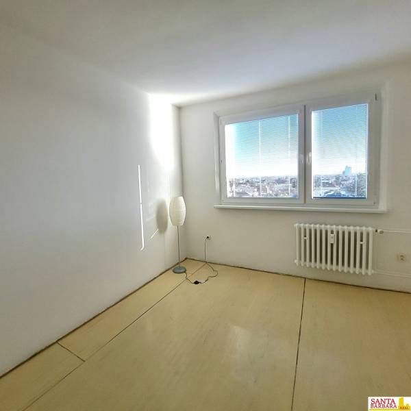 Világos szoba fa mintázatú padlóval egy 4 szobás lakásban.