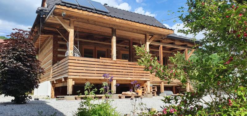 Faház a Hviezdoslav utca Tiszolcán, fa terasszal és kerttel.