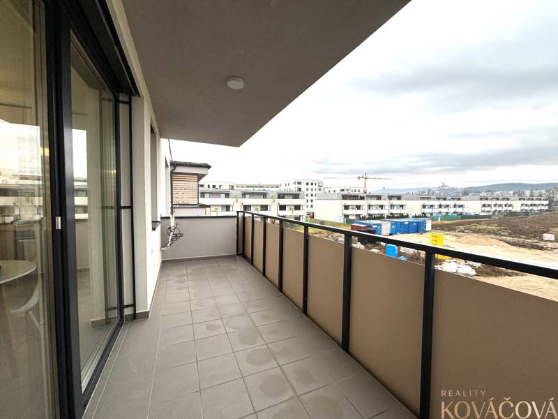 Az erkély kilátást nyújt az építkezésre Trencsénben, a Vladimíra Predmerského utcában.