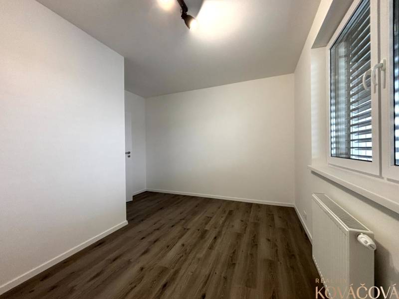 Világos szoba fa dekorációjú padlóval egy háromszobás lakásban.